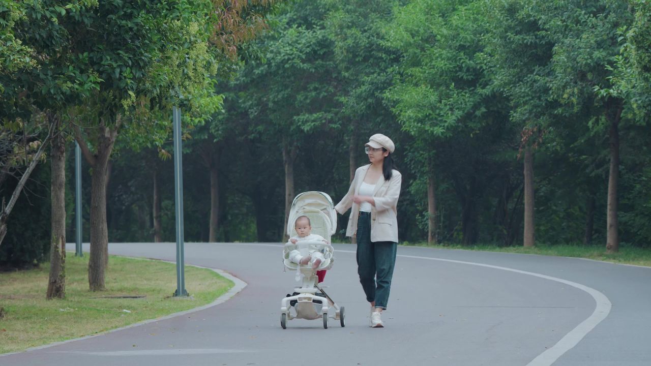 婴儿车遛娃公园运动健身和谐社会
