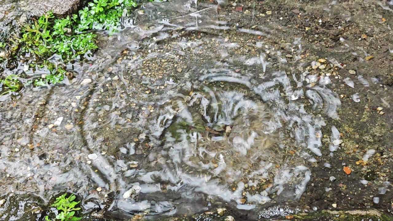 4K楼前雨水水花特写