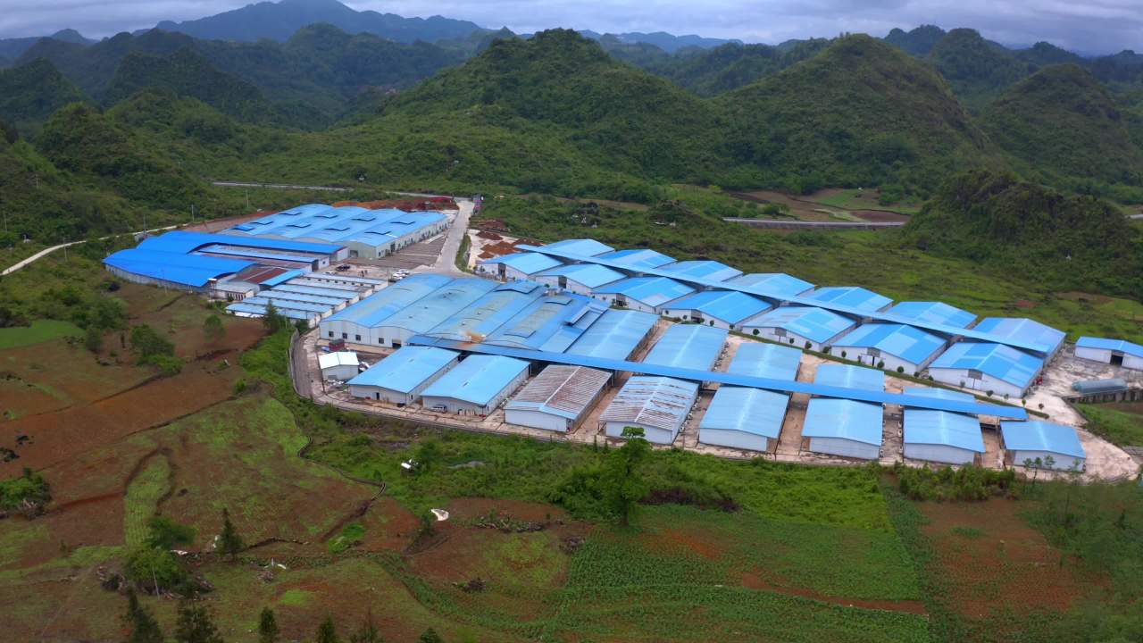 山间蓝顶工厂