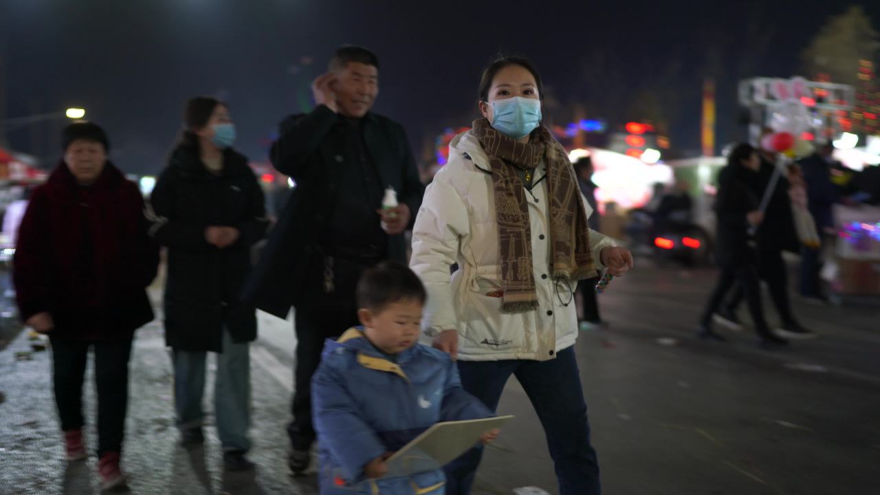 夜市街头的温馨瞬间