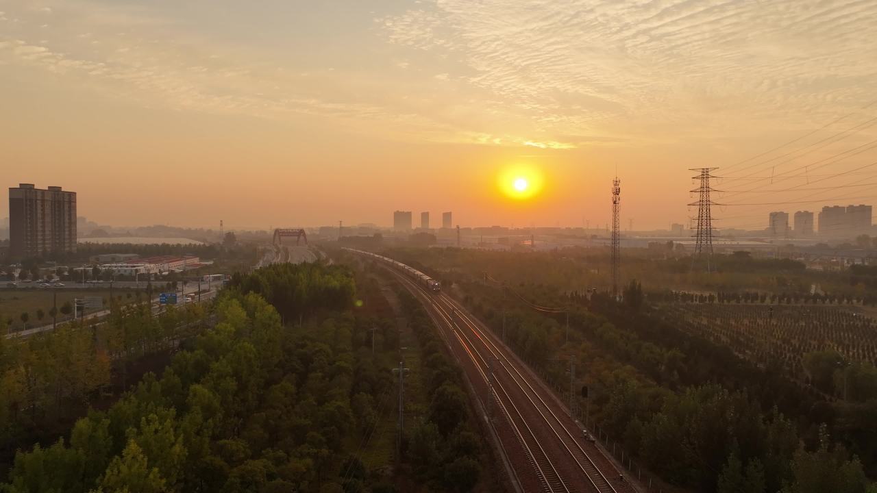 晨曦中的火车