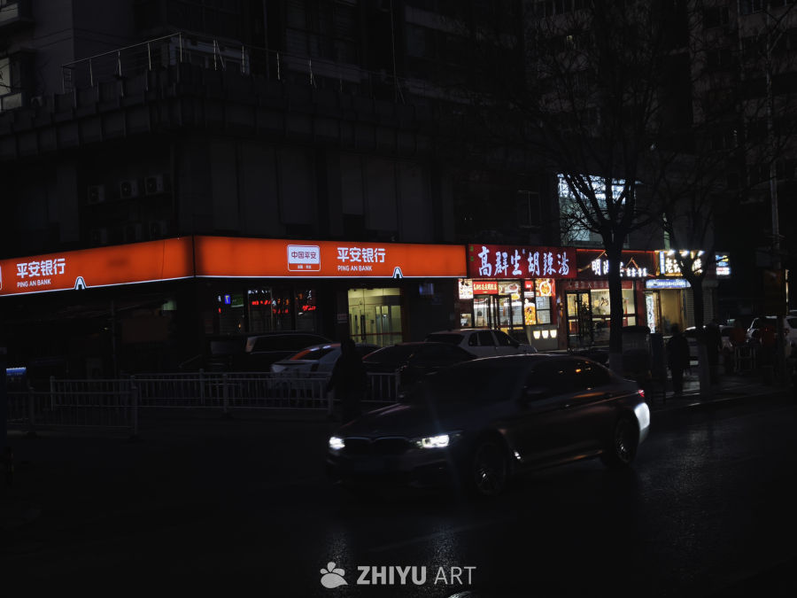 夜幕下的城市街道