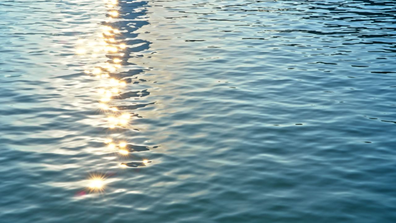 波光粼粼的水面情绪意境空境
