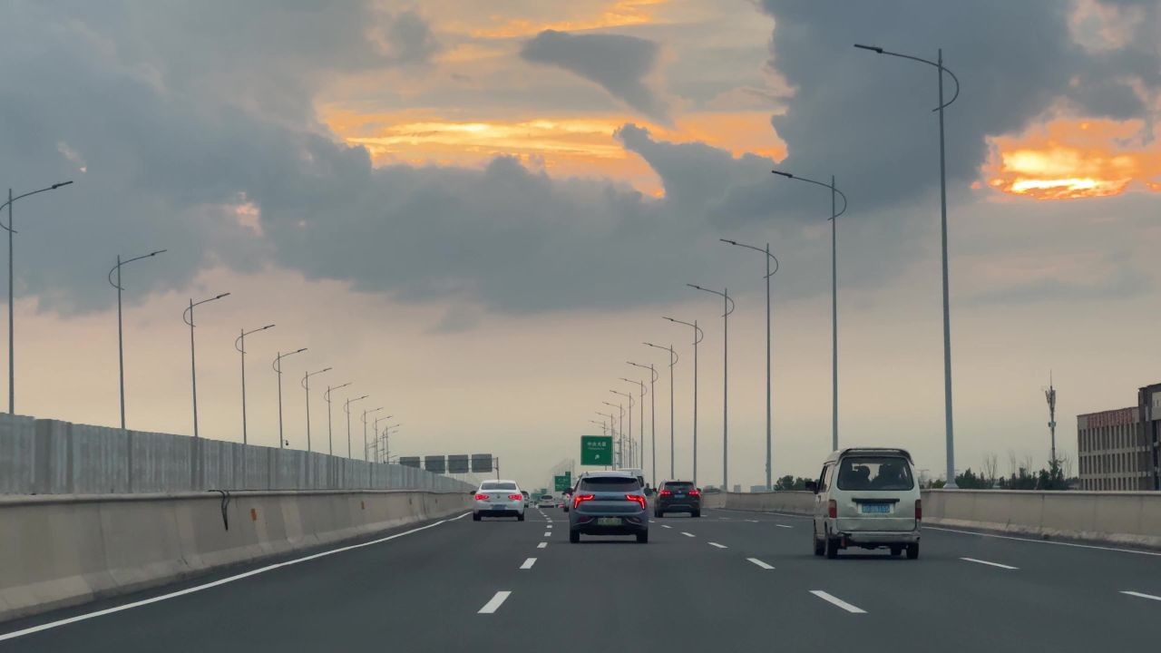 郑州震撼精彩的日落高架云朵夕阳