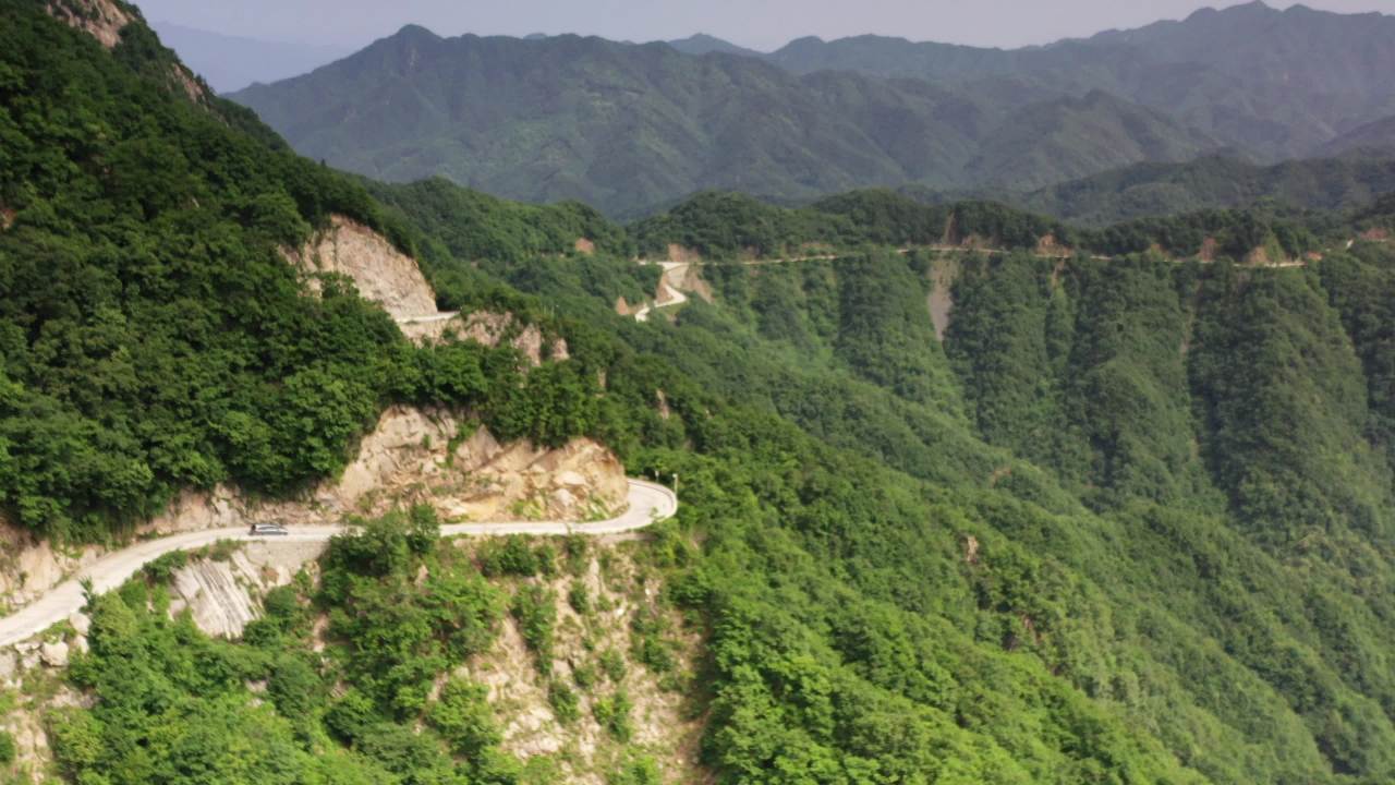 山间蜿蜒公路