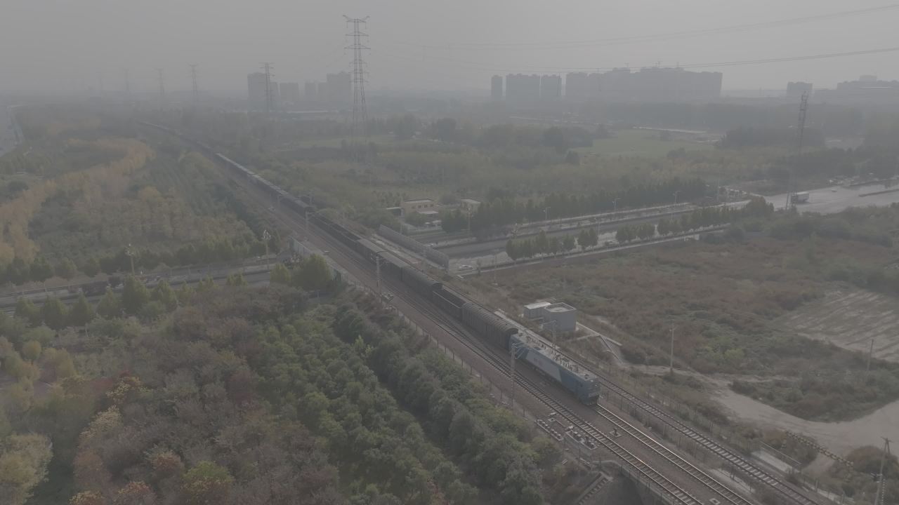 雾中火车穿梭