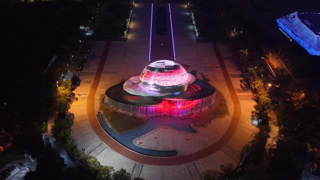 夜幕下的城市广场