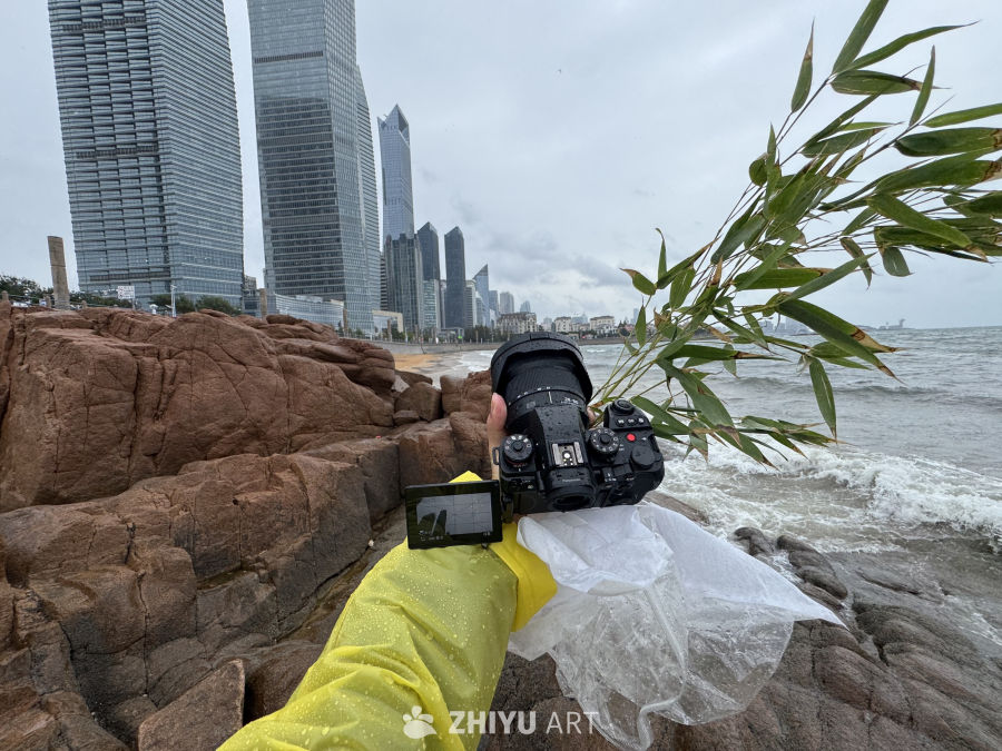 雨中海岸的城市剪影