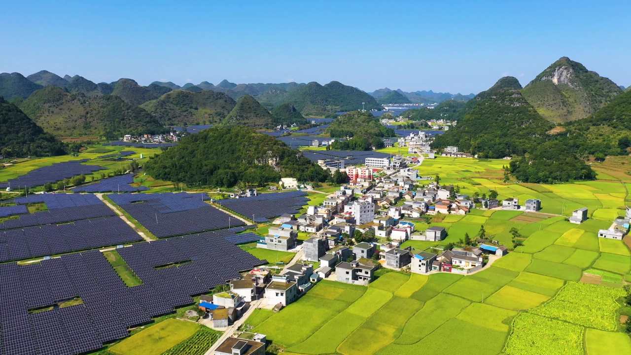 4k美丽乡村新能源  航拍太阳能光伏发电