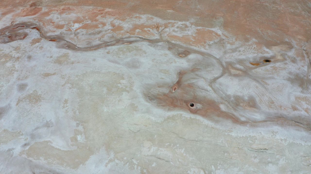 航拍西藏聂尔错盐湖旁边的盐碱地