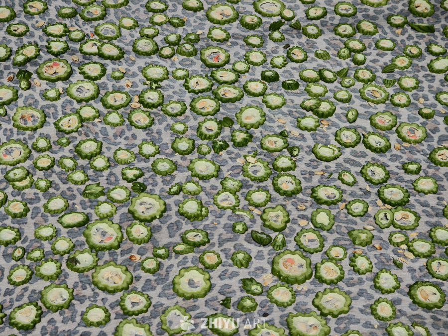 地上晒制的苦瓜片