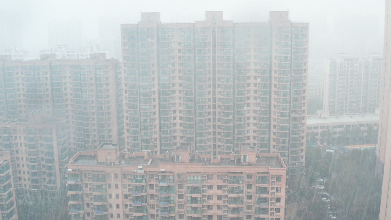 小区高楼马路下雪雪景