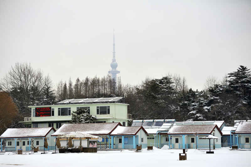 大雪后的浴场建筑
