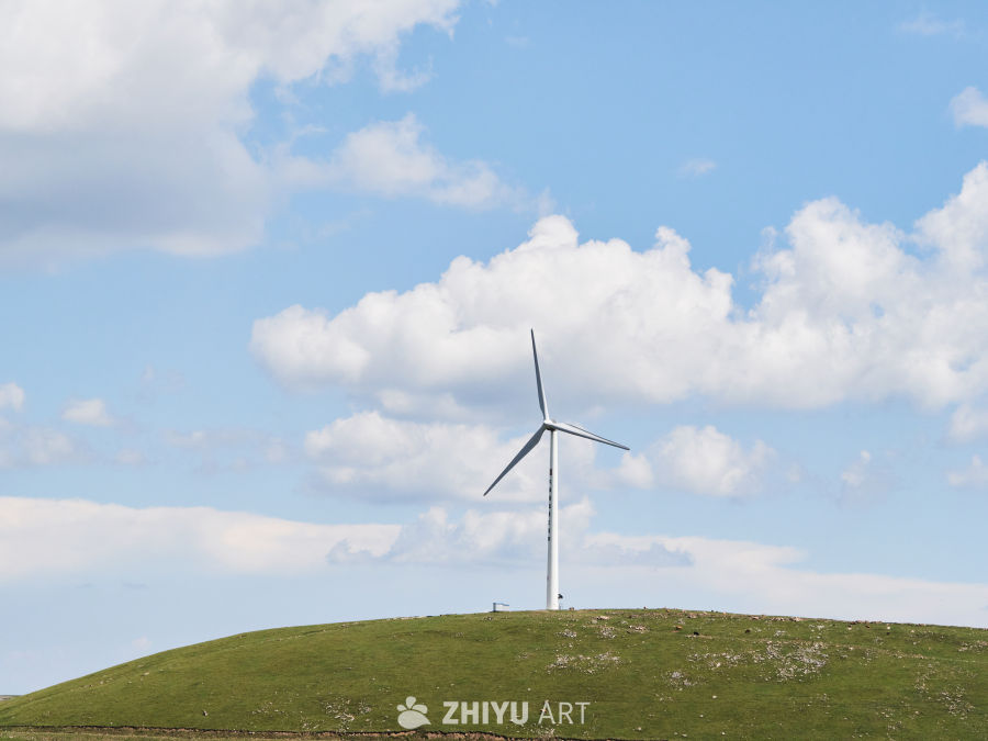 草原山丘风力发电机新能源景观