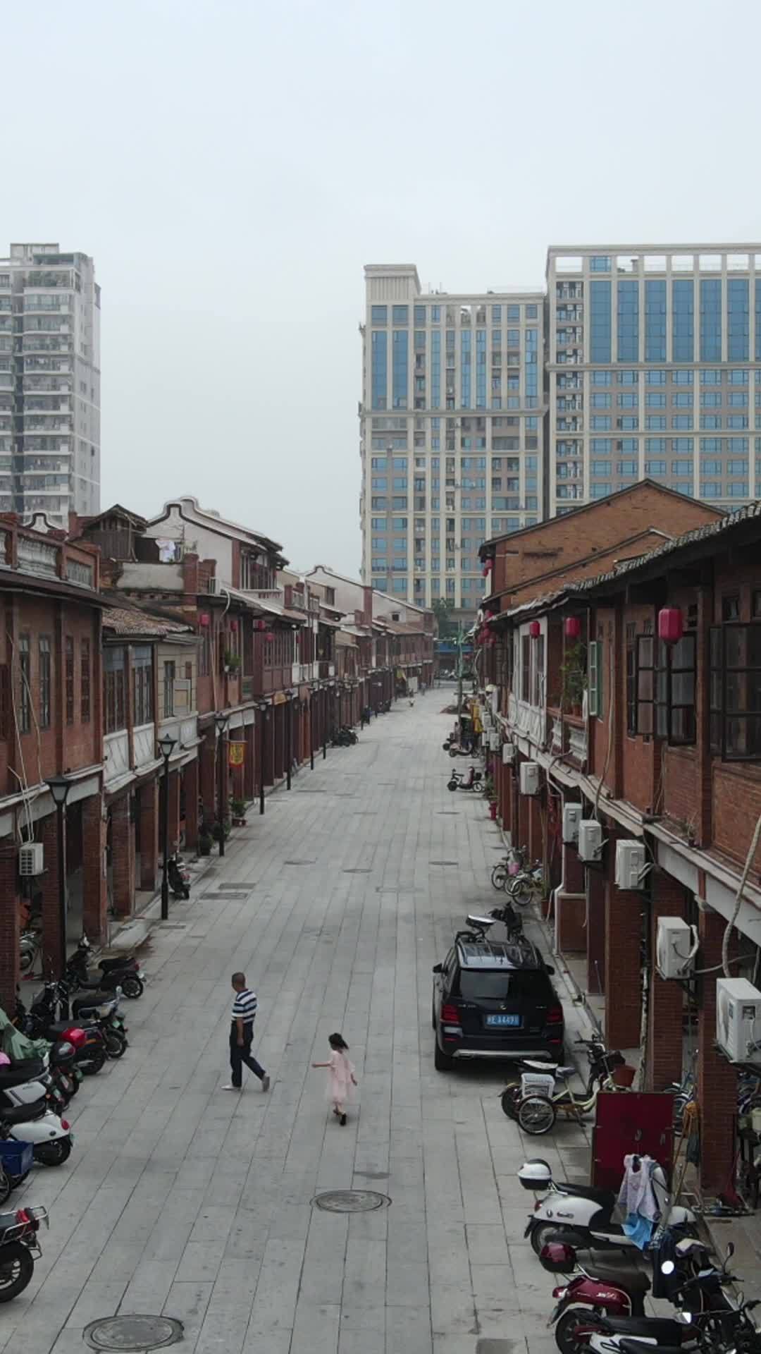 传统与现代交织的都市街景