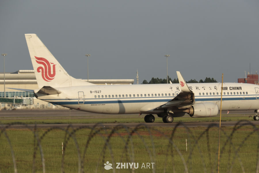 中国国际航空波音737-800在机场跑道