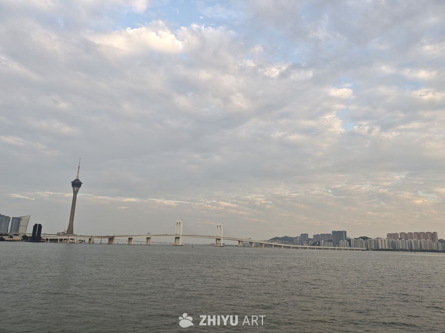 澳门跨海大桥与塔楼风光