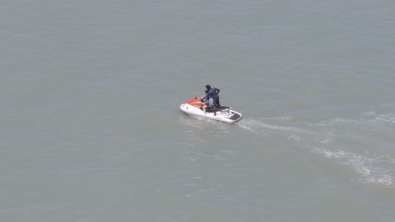 水上摩托畅游海滩