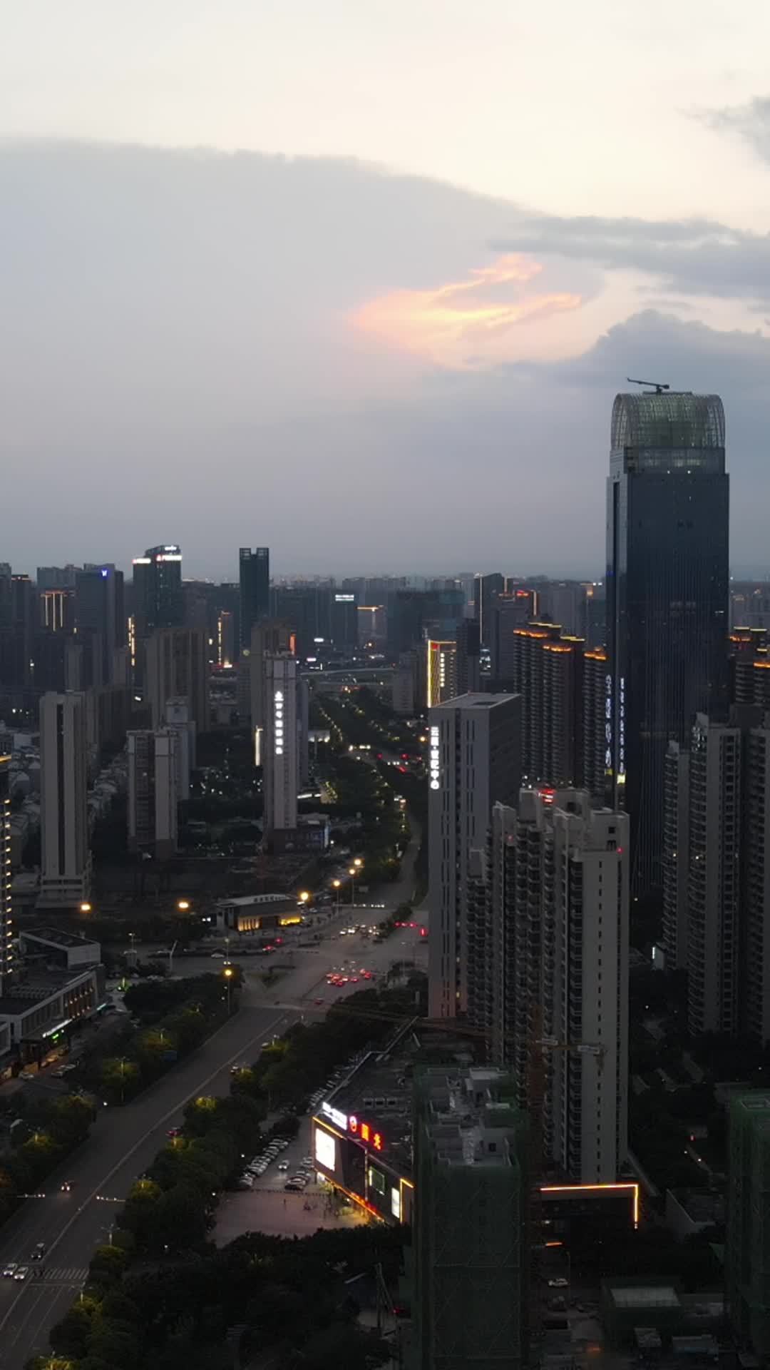 黄昏下的现代都市