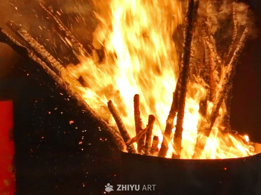 夜幕下的篝火燃烧