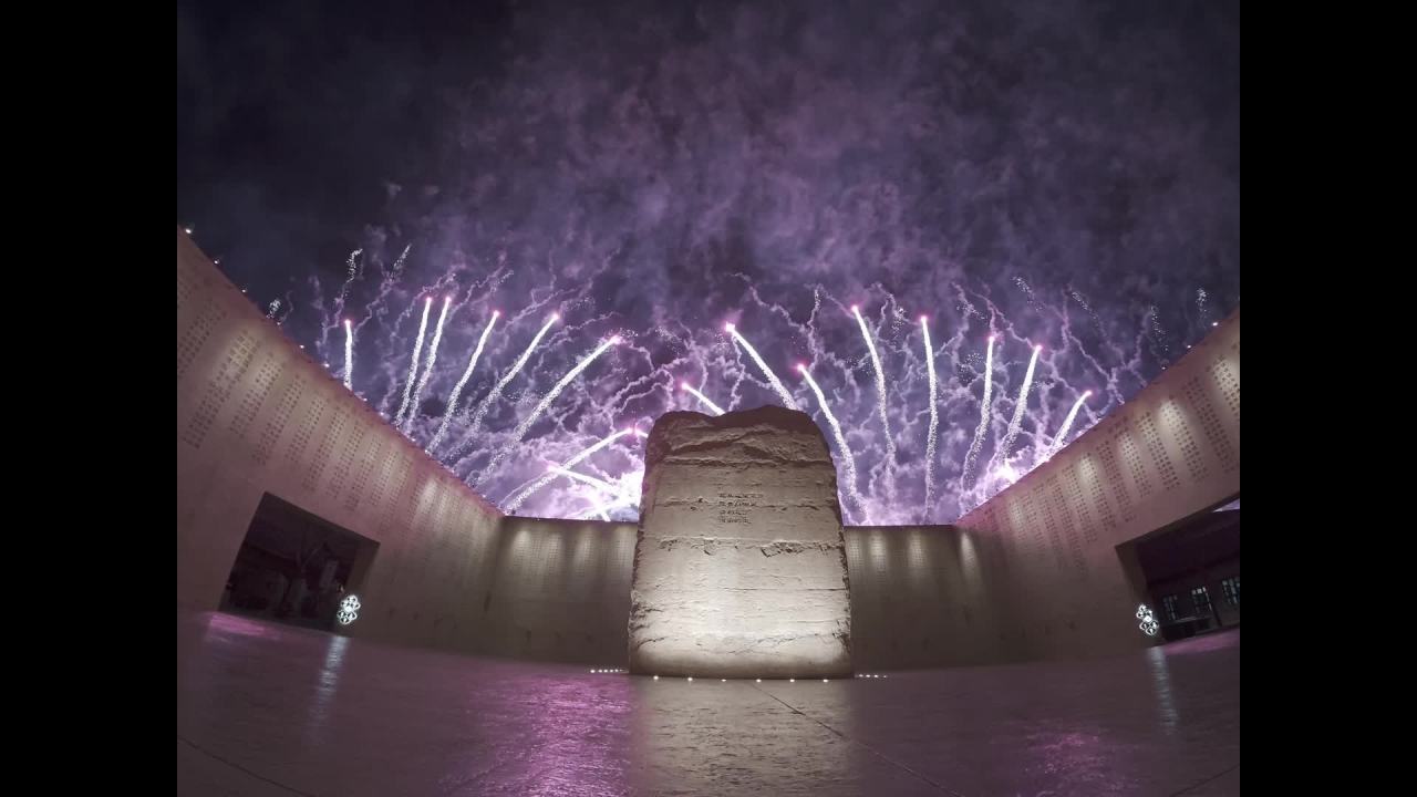 烟花绽放的夜空