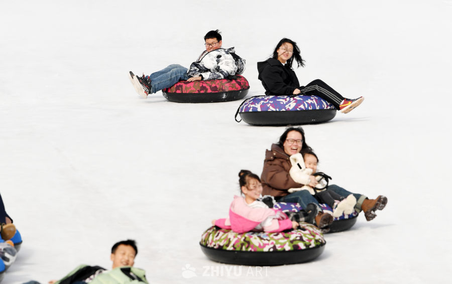 雪地亲子欢乐时光