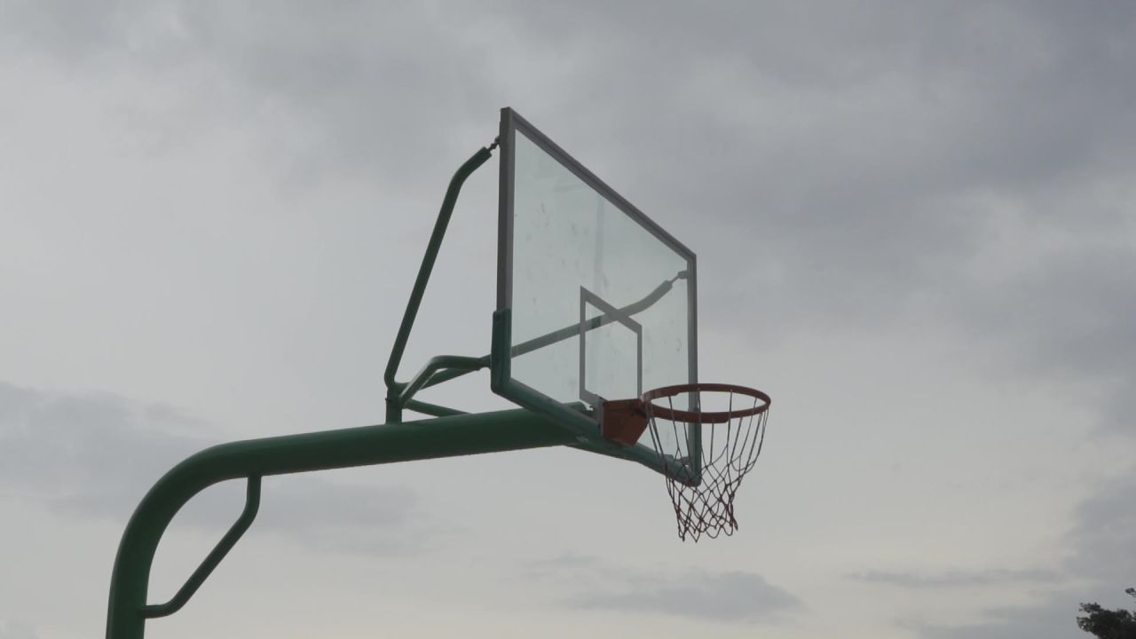 校园篮球场球框镜头