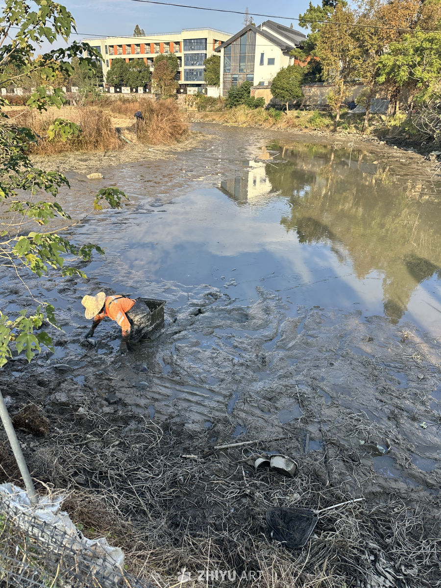 工人在泥泞河中作业