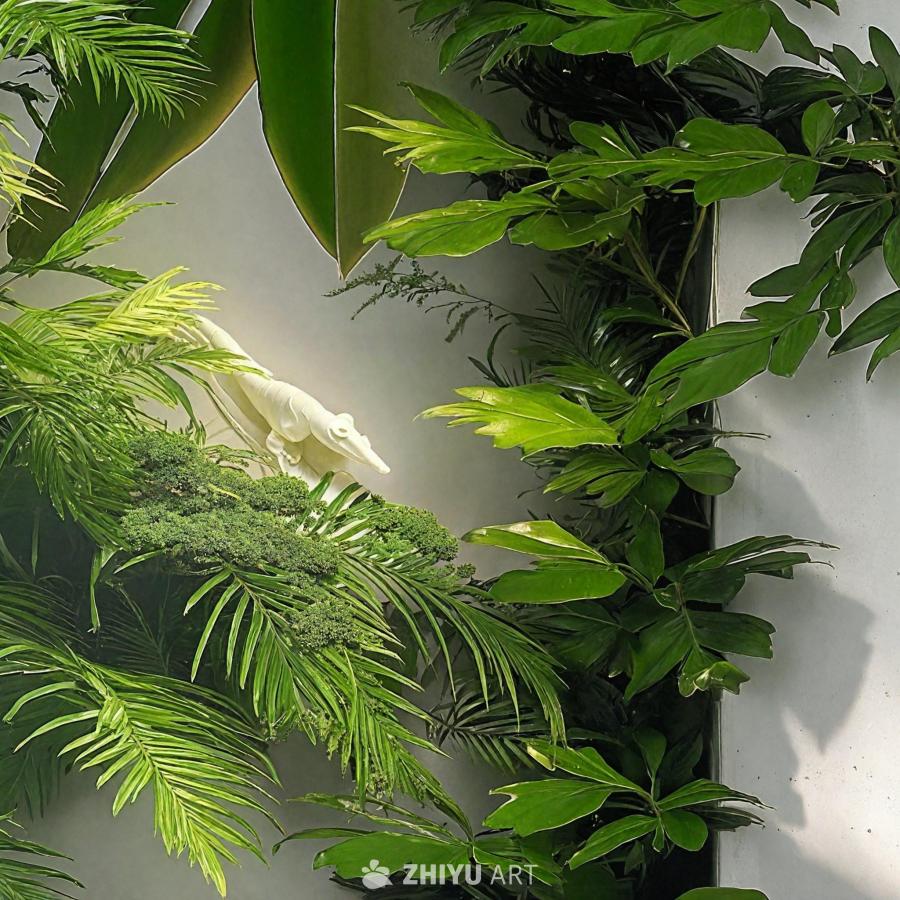 墙壁周围环绕着茂盛的绿色森林，各种植物和树木生长。