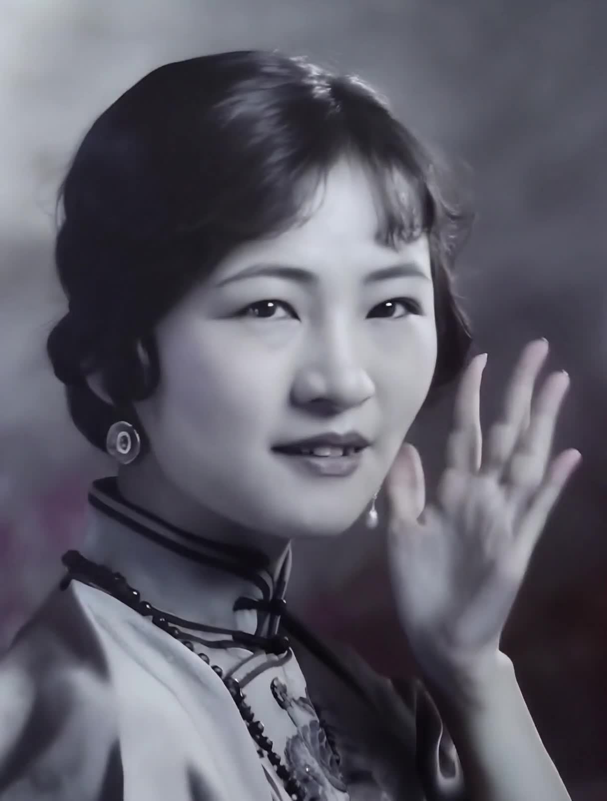 着旗袍的微笑年轻女性黑白肖像照片