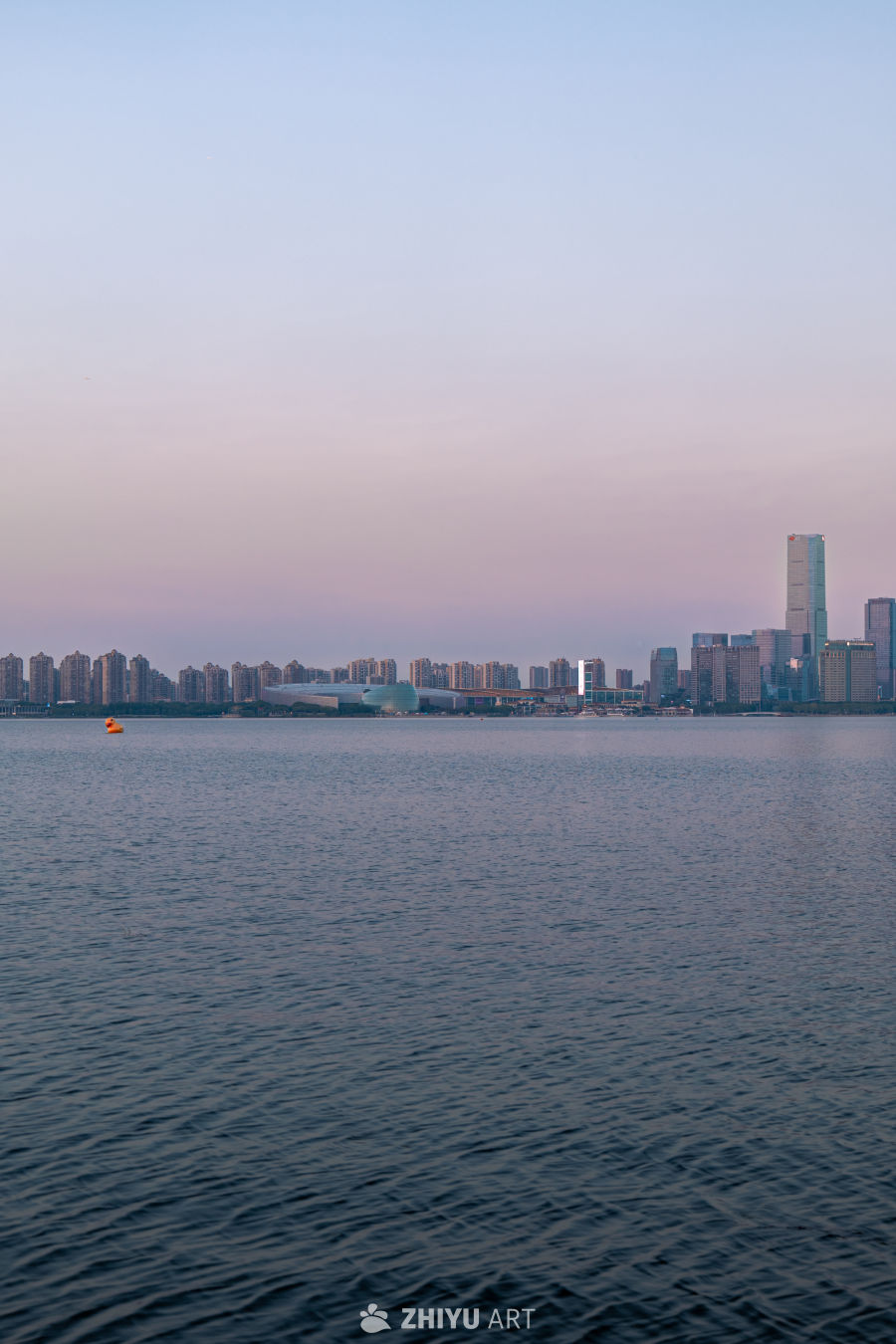 黄昏湖畔的城市剪影