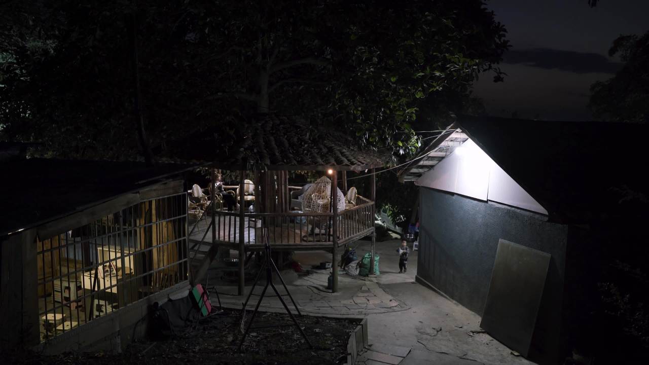 夜幕下的庭院时光