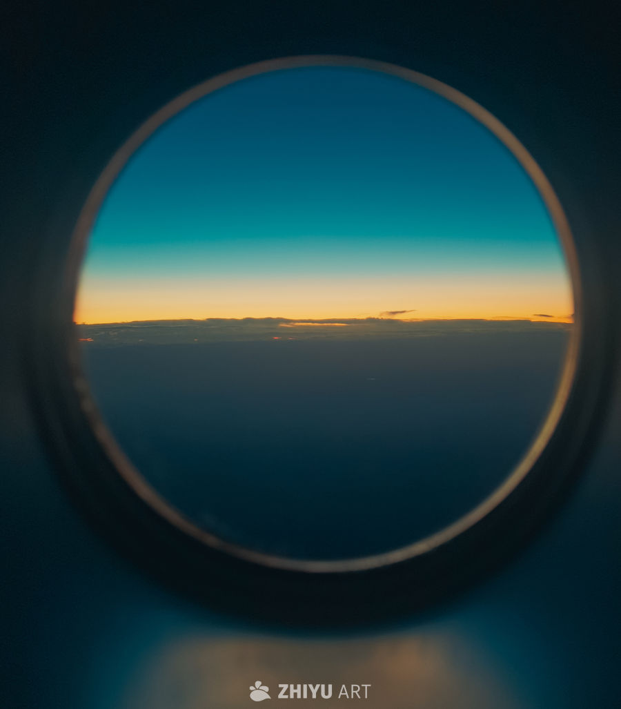 空中日落的圆窗