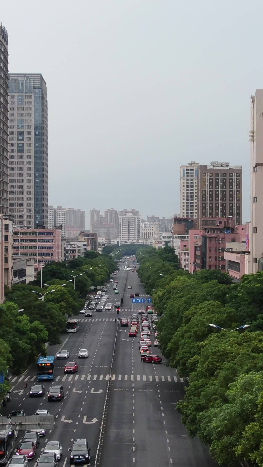繁忙都市的车流与建筑