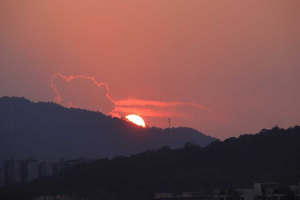 山峡落日圆