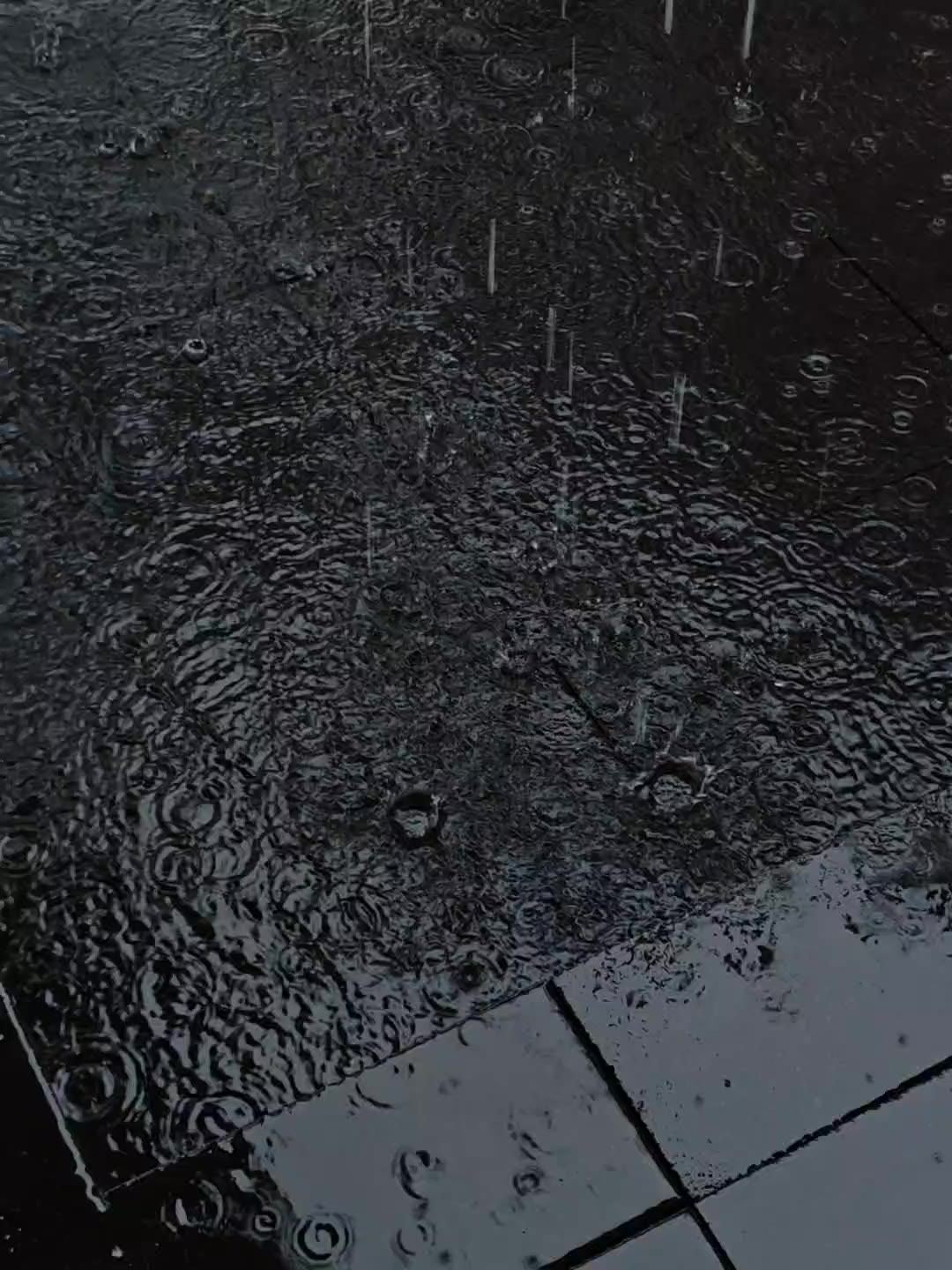 山寺听雨