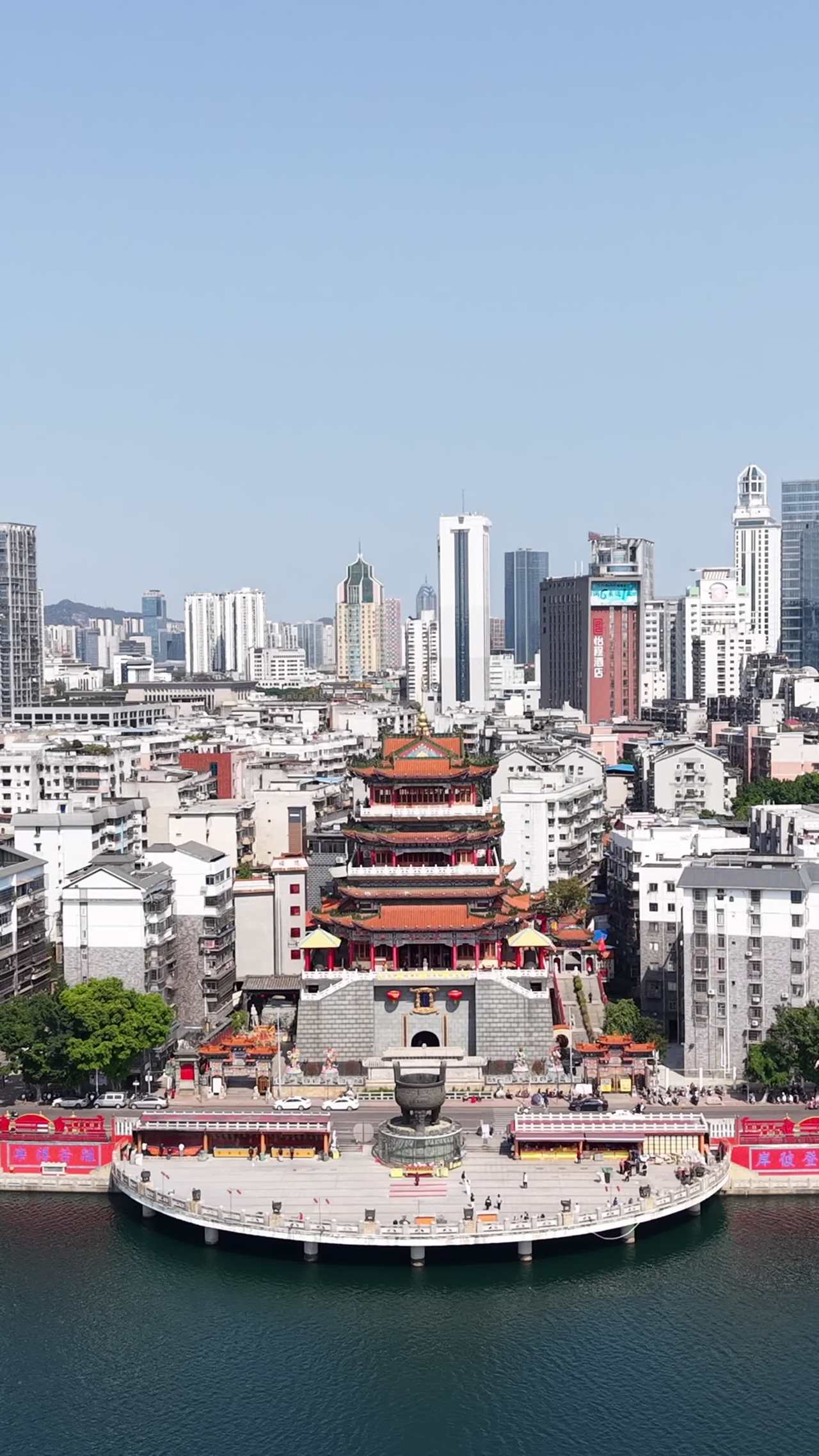 城市与古塔的和谐共存