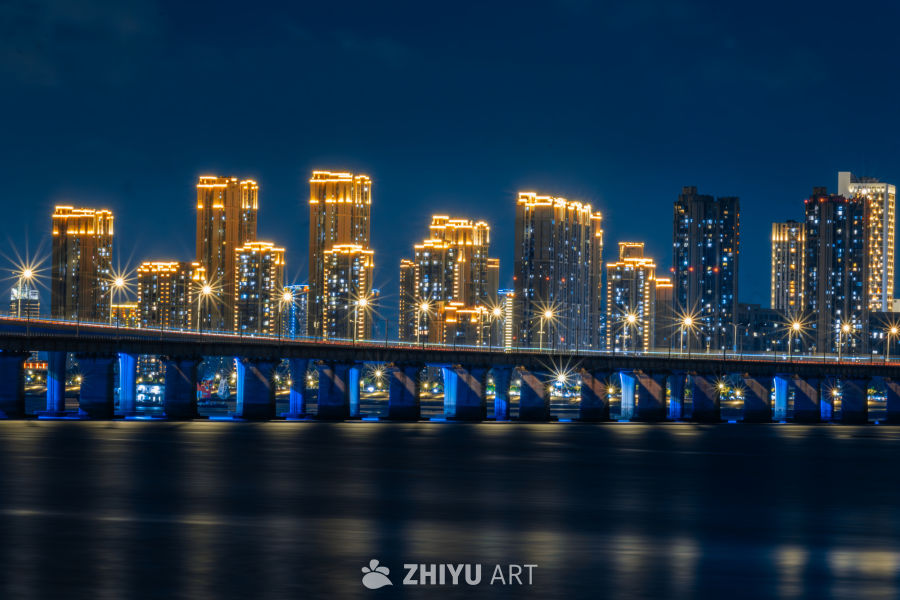 城市夜景下的桥梁