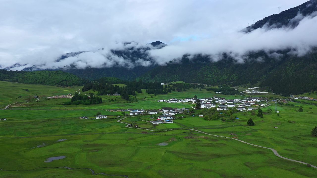 航拍雨后的鲁朗镇扎西岗村田园风光