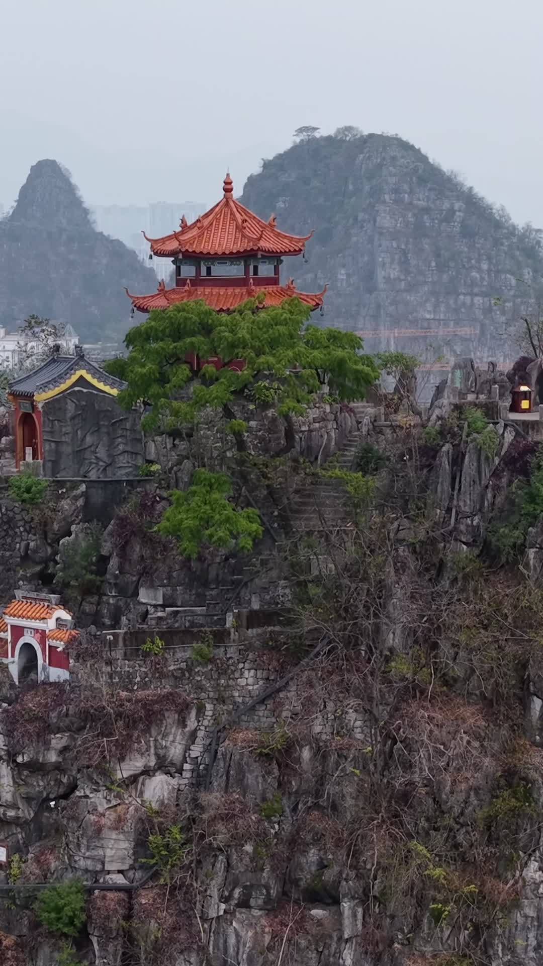竖版航拍桂林独秀峰王城景区 