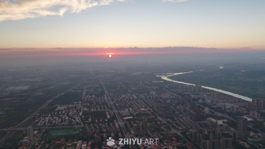 夕阳下的城市全景