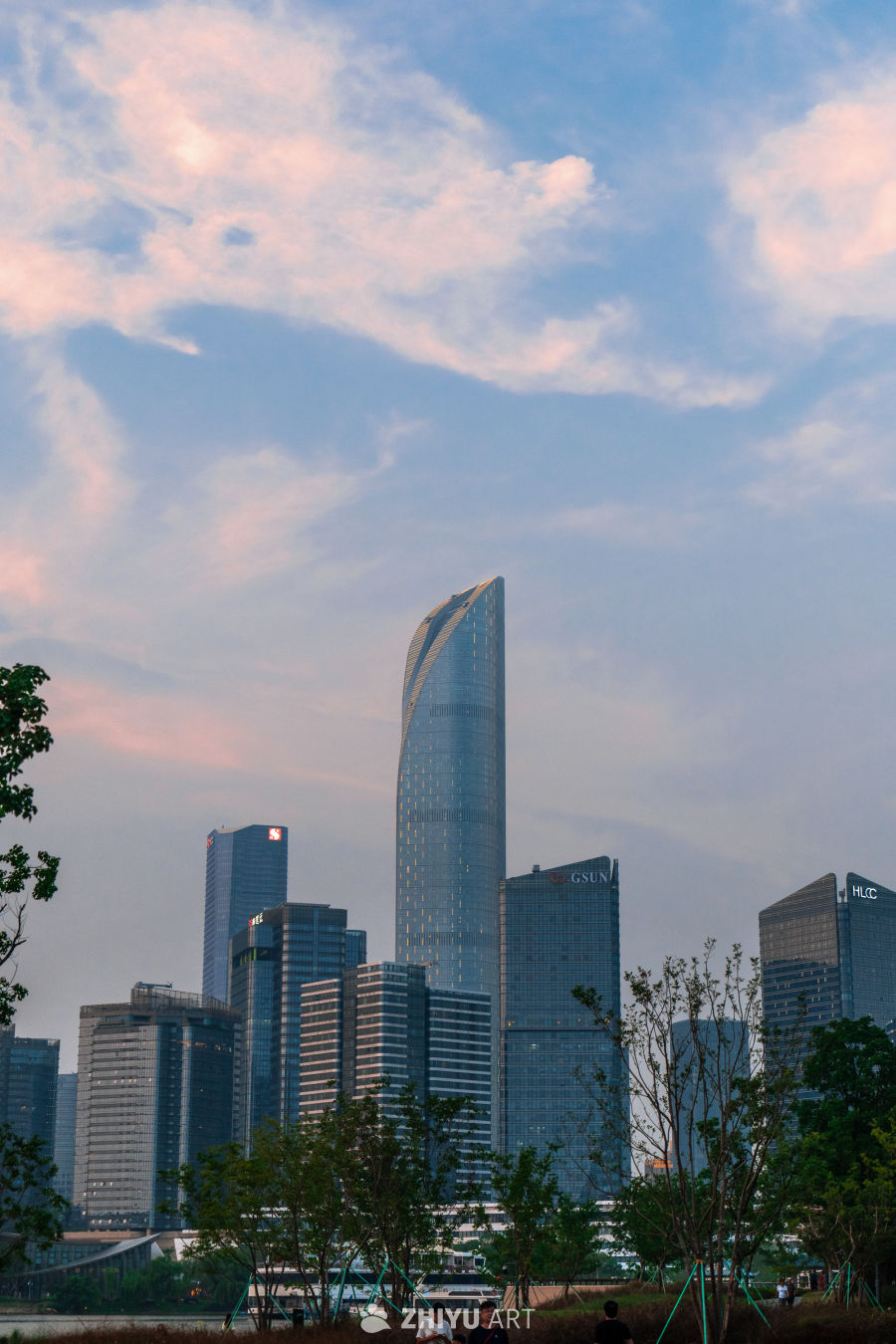 都市蓝天下的摩天大楼