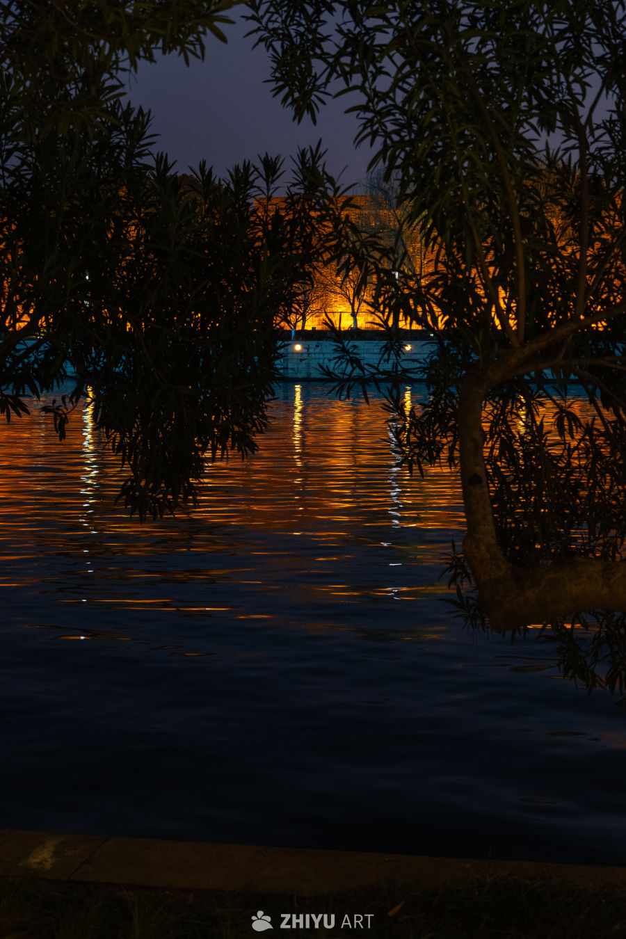 夜泊水畔，灯火阑珊