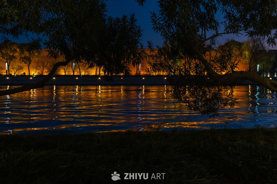 夜幕下的水畔城墙