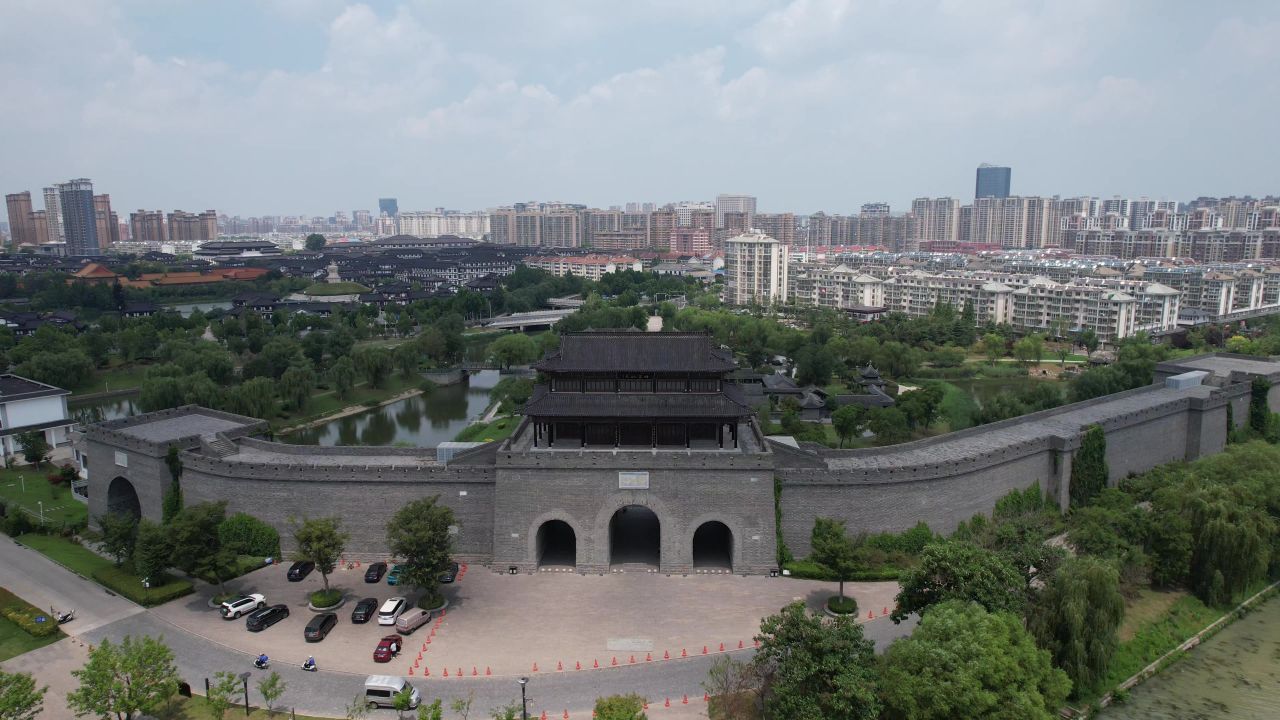 江苏宿迁东关口历史文化公园古城门航拍 