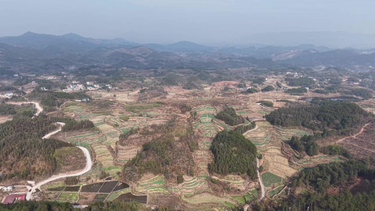 山间梯田与村庄