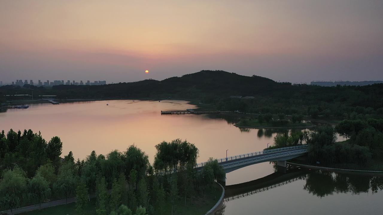湖畔日落静谧景