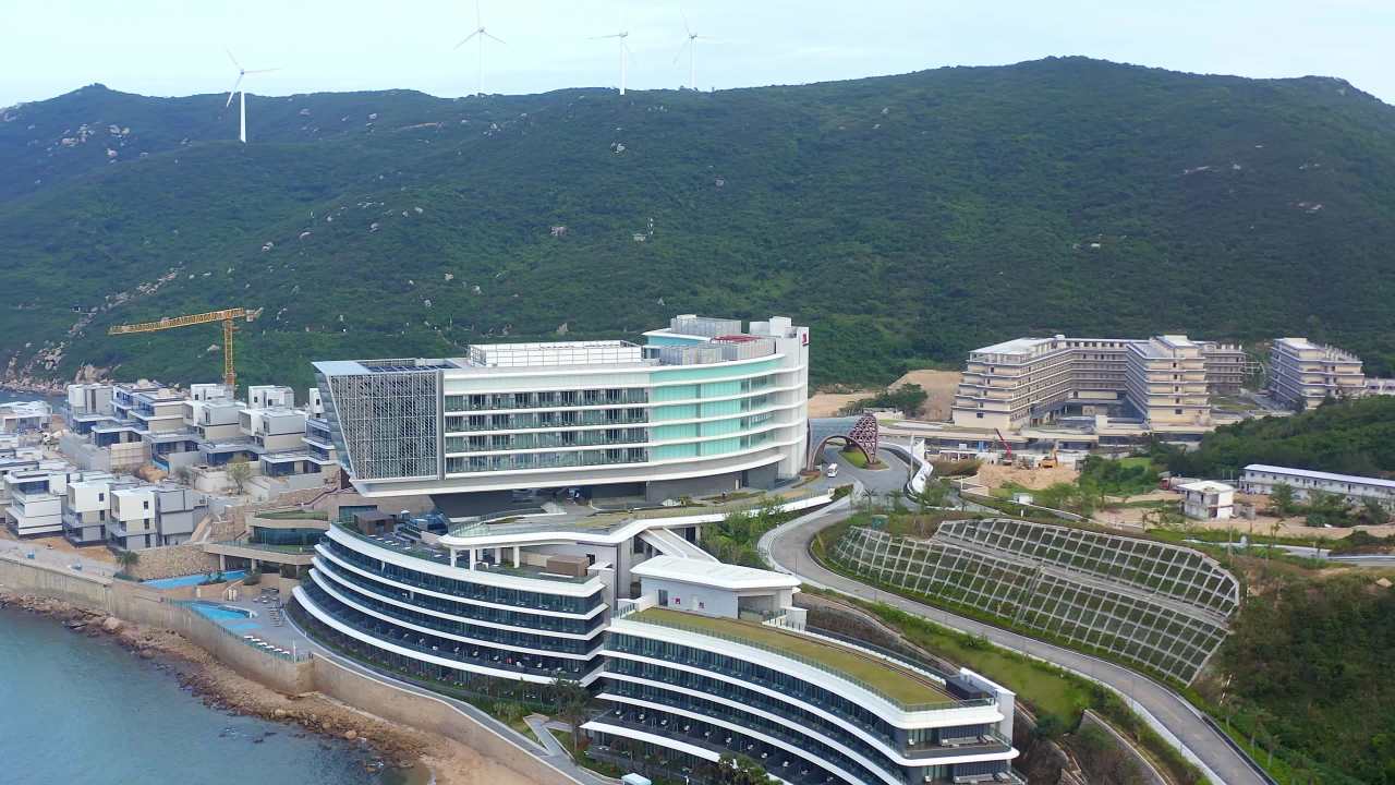 东澳岛海边建筑群鸟瞰全景