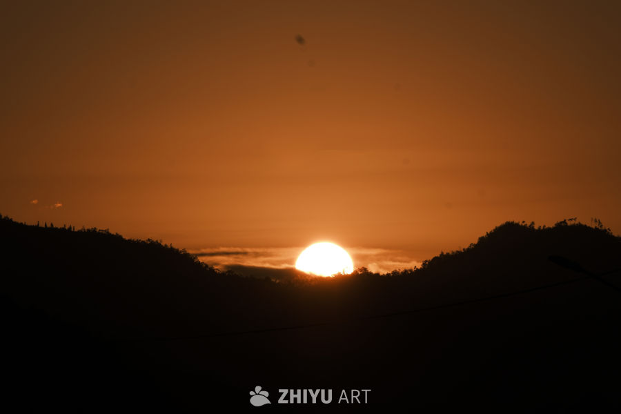 日初出沧沧凉凉，带了几分萧瑟