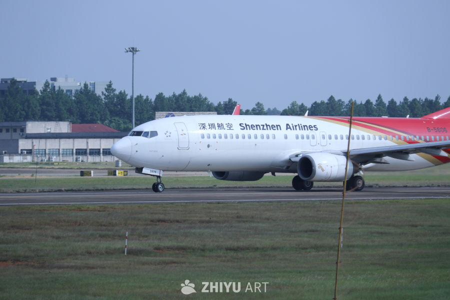 深圳航空飞机准备起飞